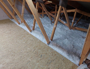 Zateplení stropu rodinného domu pomocí foukané izolace